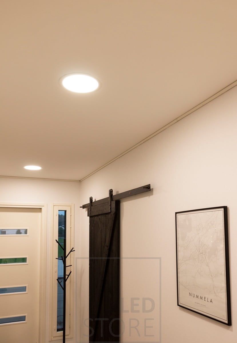 UPPOAVA ceilings in the hallway. The luminaire is multifunctional and illuminates evenly and efficiently. Ledstore.fi